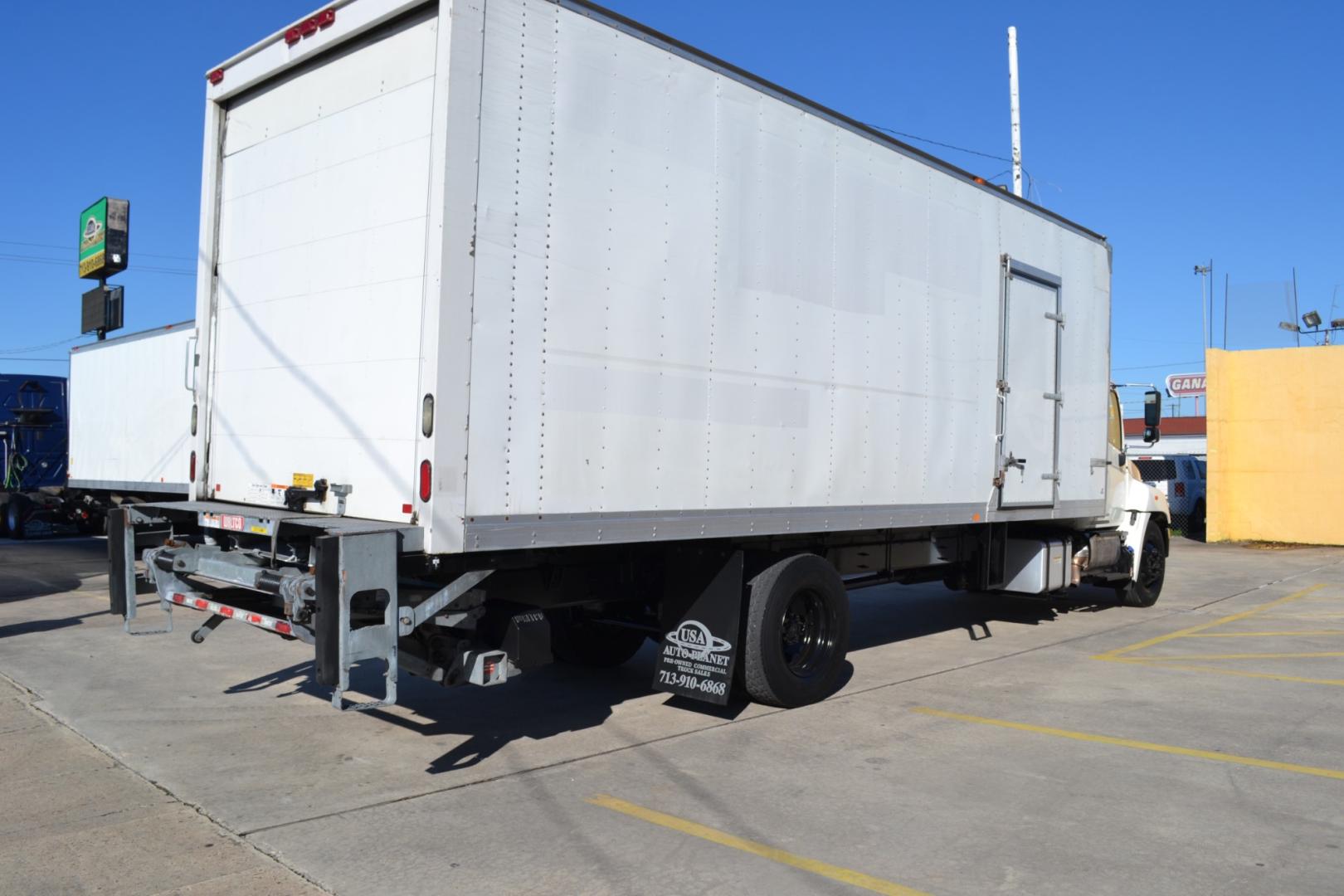 2015 WHITE /BLACK HINO 268 with an HINO JO8E-VC 6.7L 220HP engine, ALLISON 6SPD AUTOMATIC transmission, located at 9172 North Fwy, Houston, TX, 77037, (713) 910-6868, 29.887470, -95.411903 - Photo#4